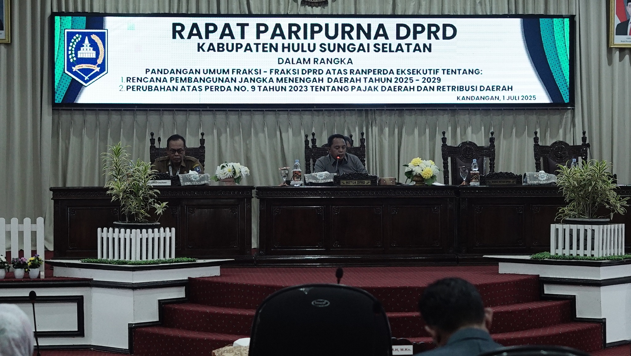 WAKILI BUPATI HSS, SEKDA HADIRI RAPAT PARIPURNA DPRD: BAHAS RPJMD 2025–2029 DAN REVISI PERDA PAJAK & RETRIBUSI DAERAH