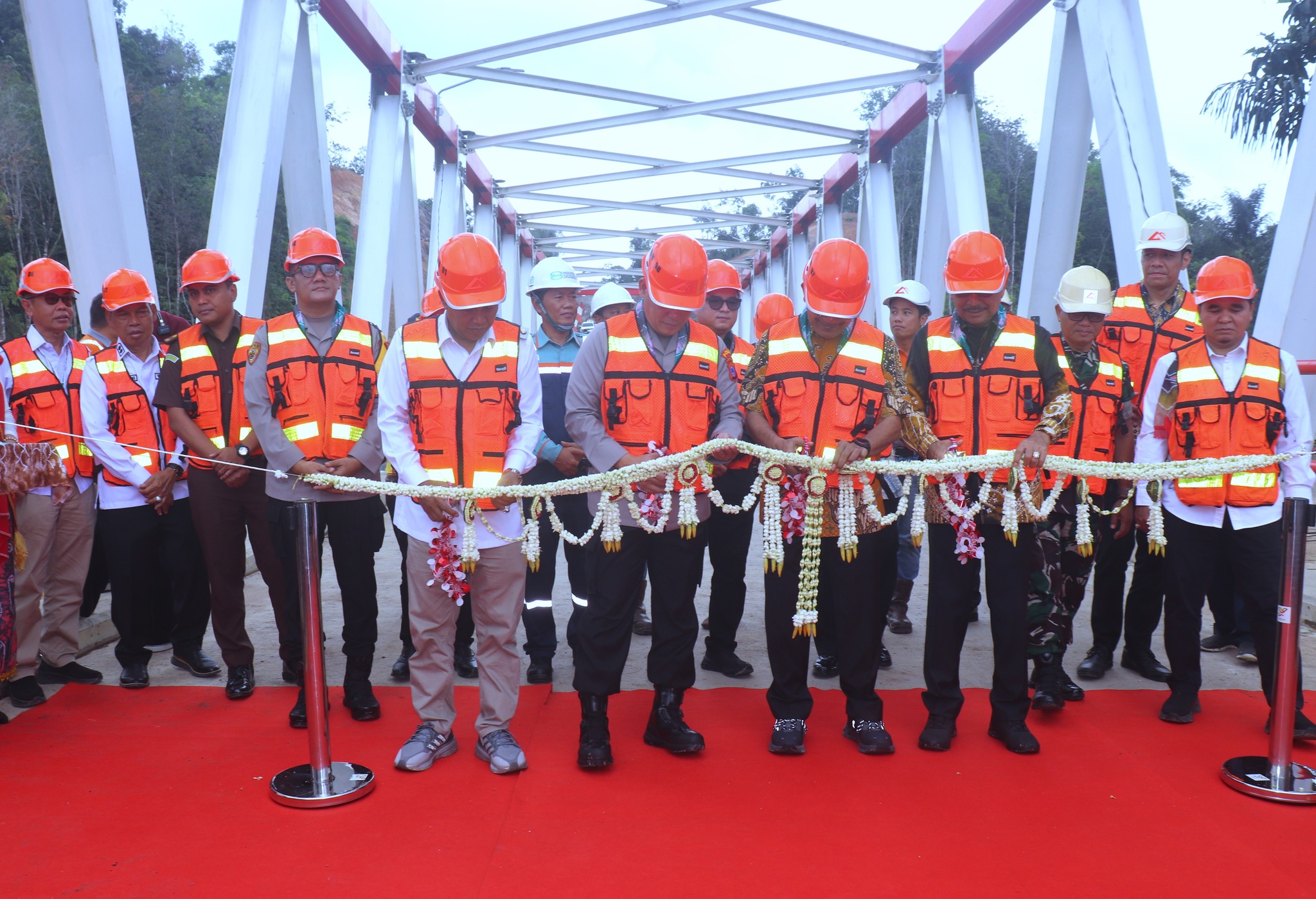 RESMI DIOPERASIKAN, BUPATI HARAPKAN JEMBATAN OVERPASS PT. AGM DUKUNG EKONOMI HSS & MOBILITAS WARGA