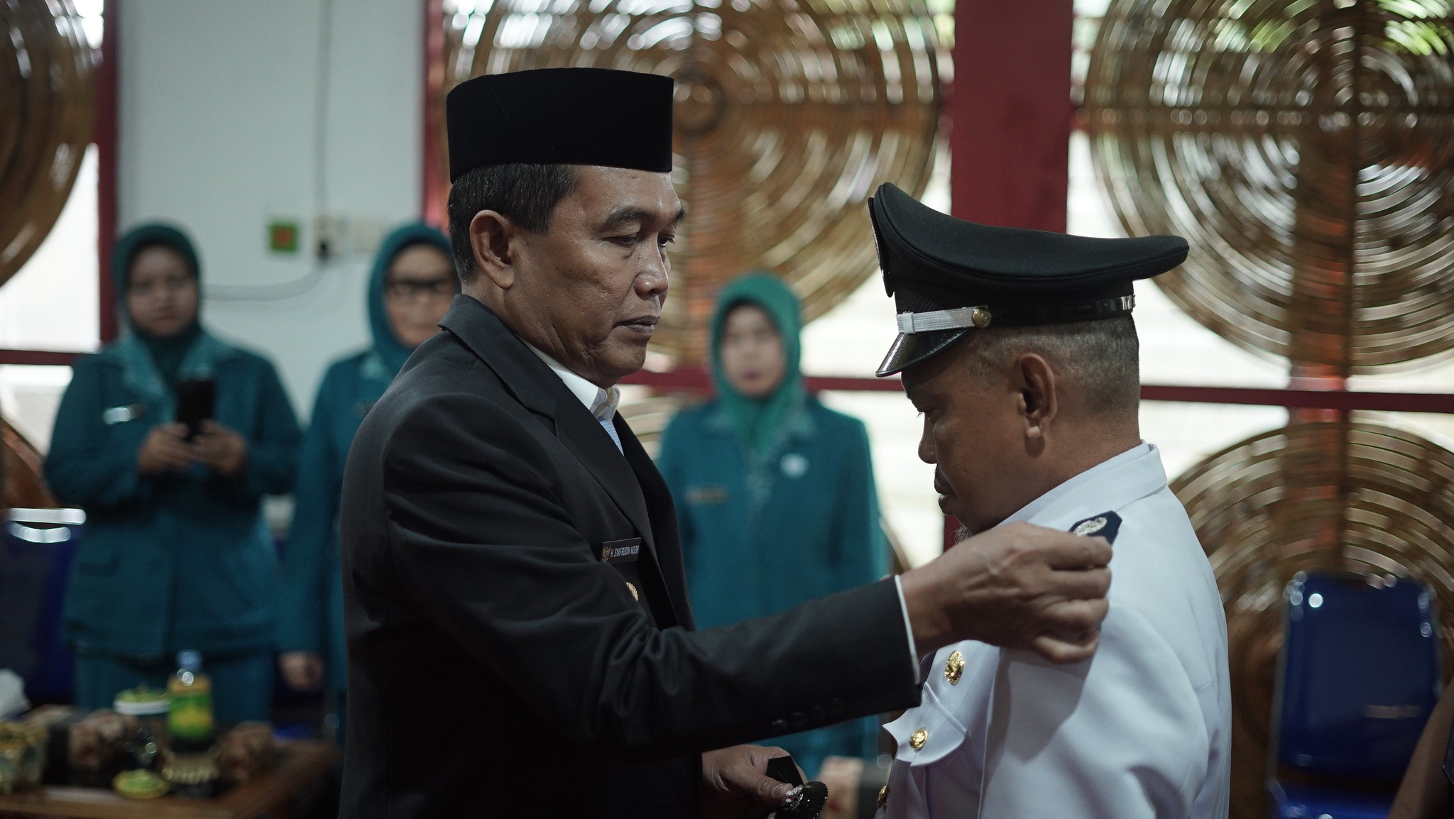 LANTIK KEPALA DESA LOKBINUANG, BUPATI HSS INGATKAN BAHWA JABATAN INI MERUPAKAN TANGGUNGJAWAB BESAR DEMI KEMAJUAN WARGA