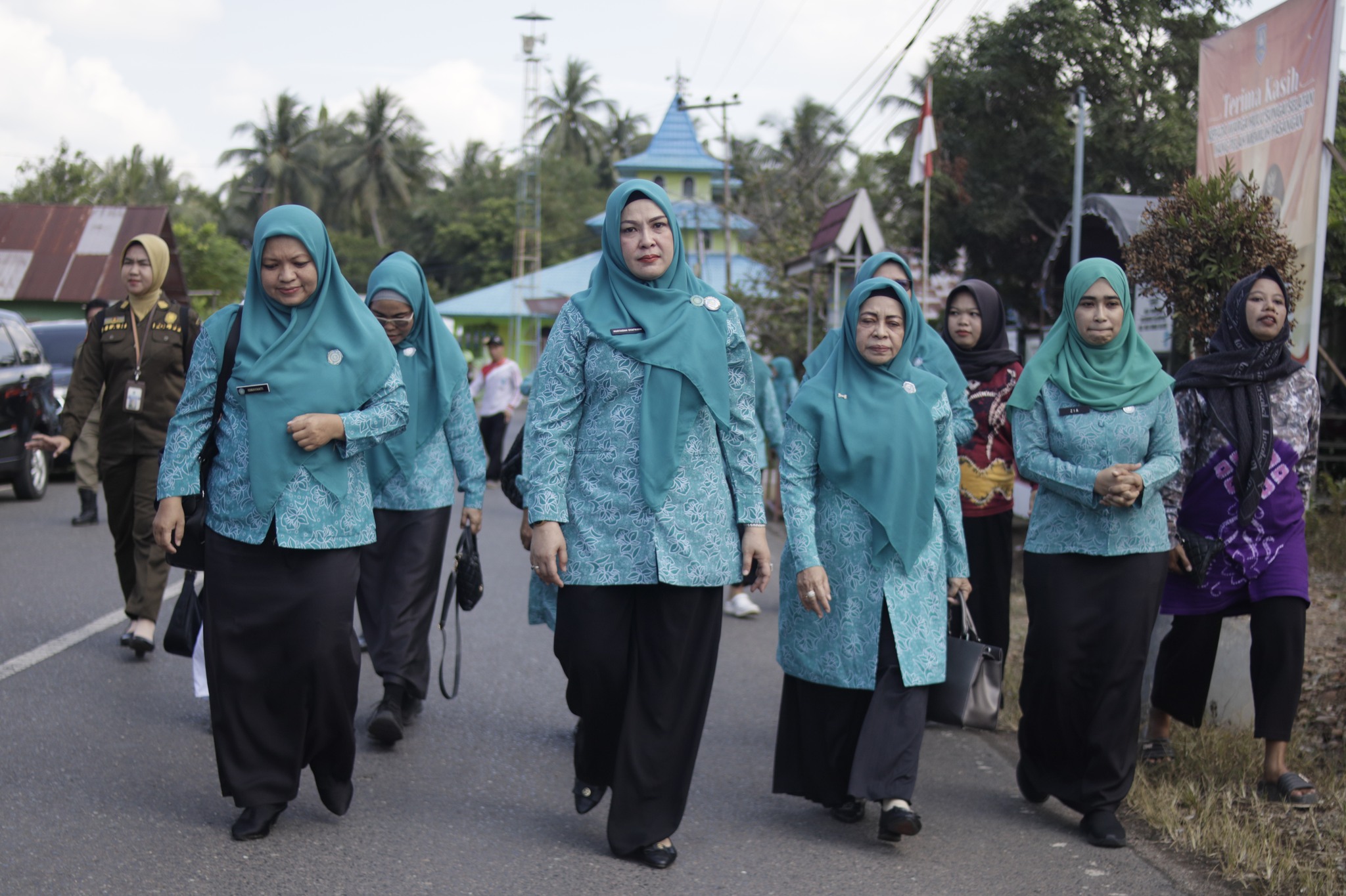 SEMANGAT GOTONG ROYONG! KETUA TP PKK HSS TINJAU PERSIAPAN LOMBA DASAWISMA BER-PHBS TINGKAT PROVINSI