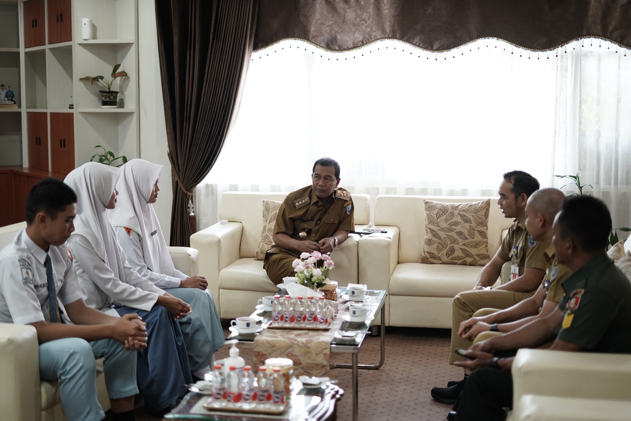 BUPATI HSS TERIMA 5 PASKIBRA WAKILI KABUPATEN KE TINGKAT PROVINSI, BERI PESAN KHUSUS JELANG PELATIHAN