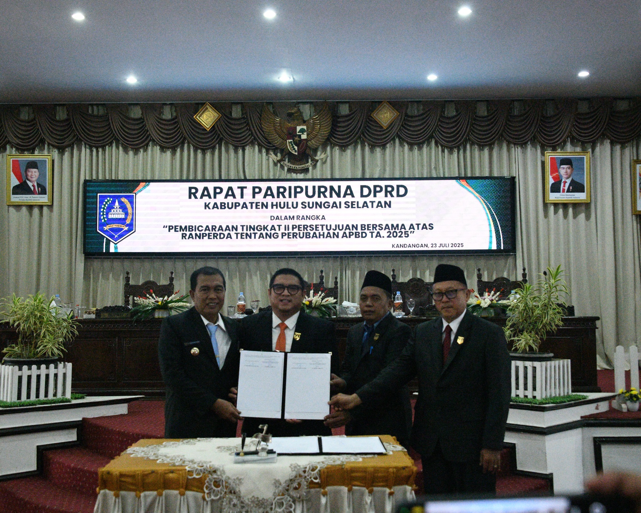 DPRD HSS SAHKAN RANPERDA PERUBAHAN APBD 2025 DALAM RAPAT PARIPURNA BERSAMA EKSEKUTIF