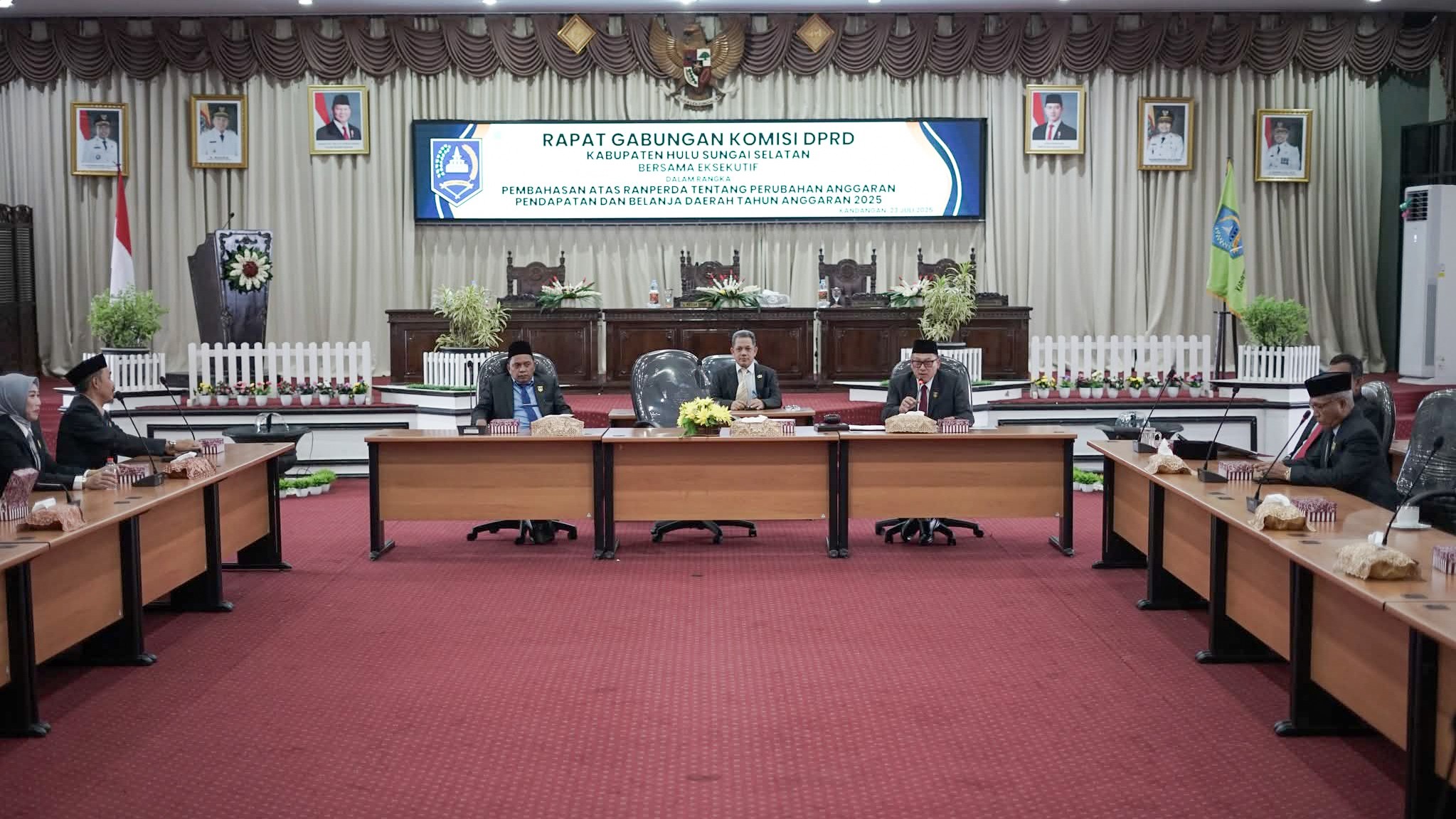 RAPAT GABUNGAN KOMISI DPRD HSS BERSAMA EKSEKUTIF BAHAS RANPERDA PERUBAHAN APBD 2025