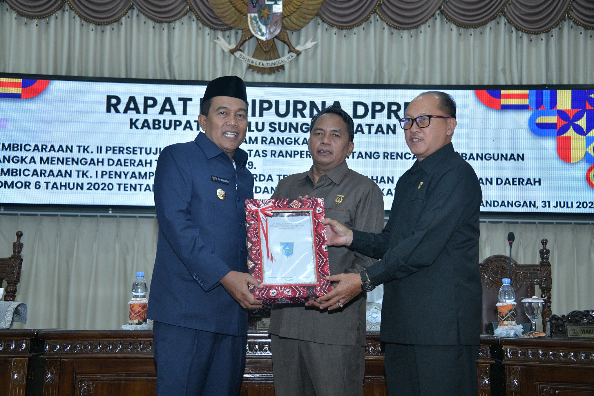 BUPATI HSS HADIRI RAPAT PARIPURNA TINGKAT I PENYAMPAIAN RANPERDA PERUBAHAN SUSUNAN PERANGKAT DAERAH