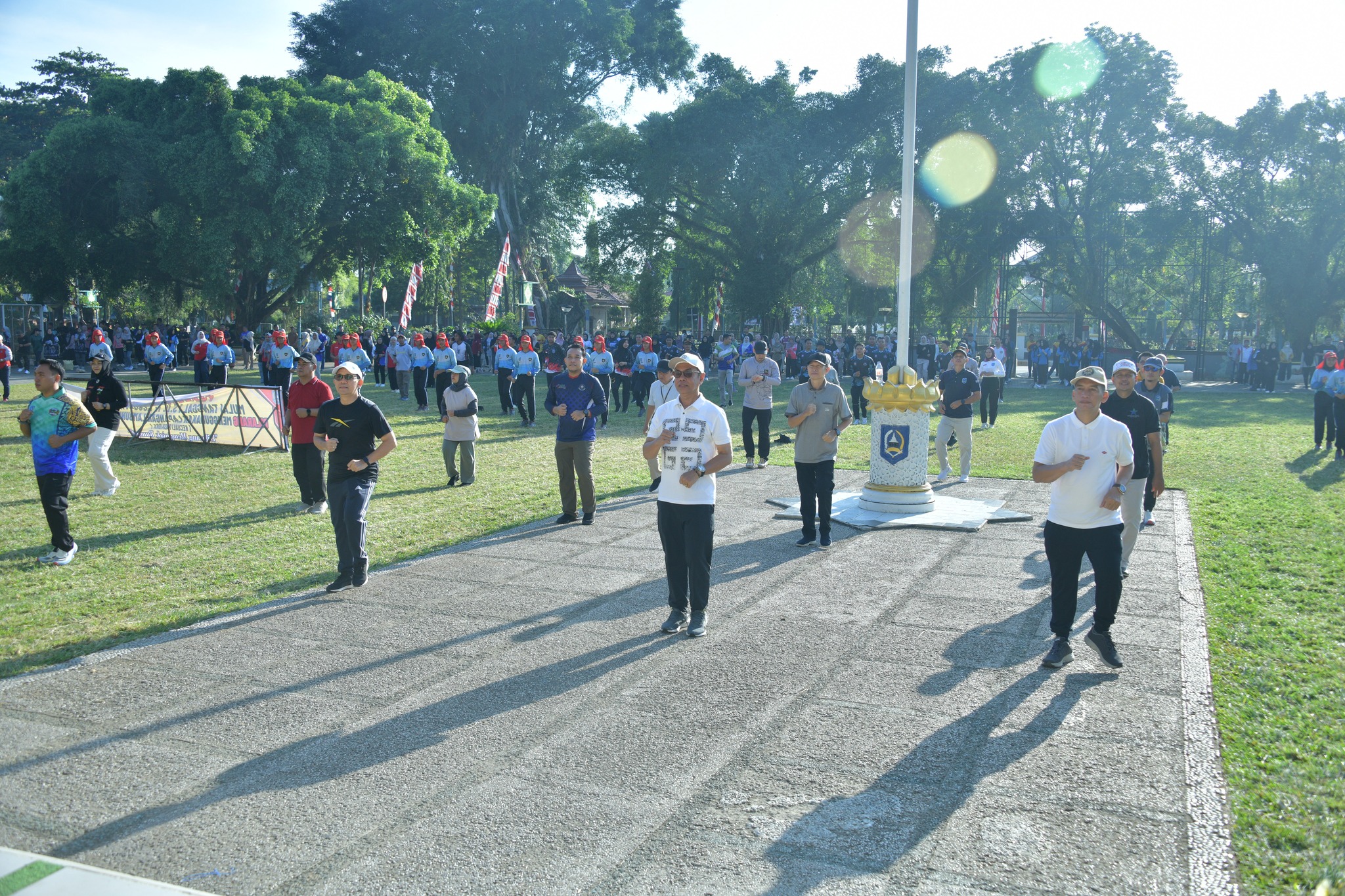 JAGA KEBUGARAN DAN KEKOMPAKAN, PEMKAB HSS GELAR SENAM GABUNGAN BULANAN DI LAPANGAN LAMBUNG MANGKURAT