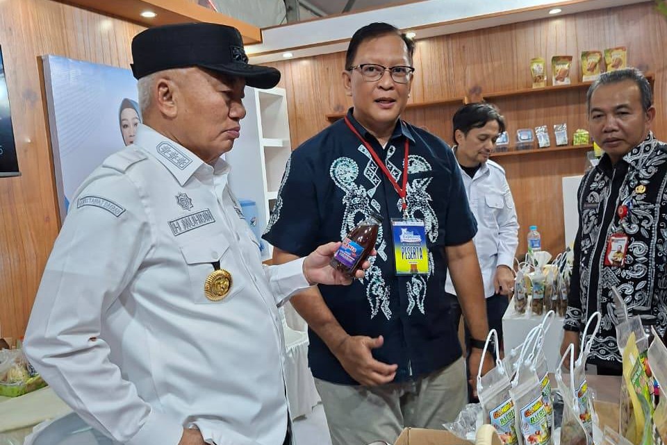 GUBERNUR KALIMANTAN SELATAN KUNJUNGI STAND KABUPATEN HULU SUNGAI SELATAN DI KALSEL EKSPO 2025