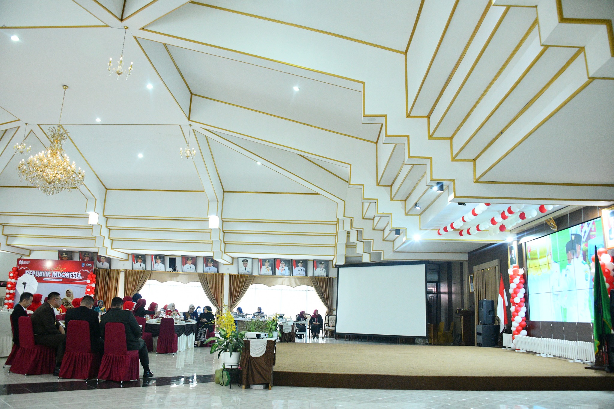 BUPATI HSS DAN WAKIL BUPATI HSS BESERTA JAJARAN MENGIKUTI UPACARA PERINGATAN HUT RI KE-80 TINGKAT NASIONAL SECARA VIRTUAL