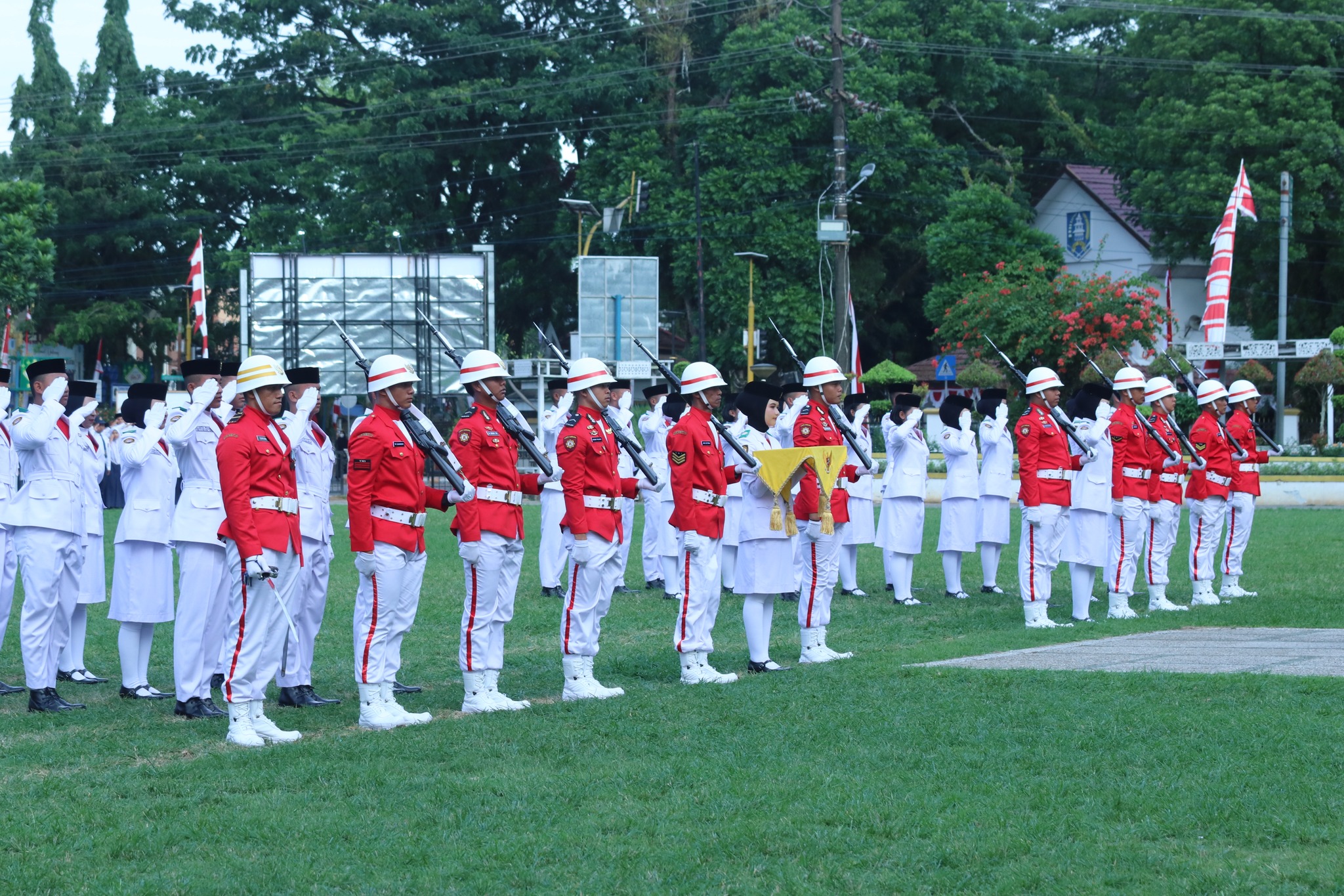 UPACARA PENURUNAN BENDERA HUT KE-80 RI DI KANDANGAN BERLANGSUNG KHIDMAT