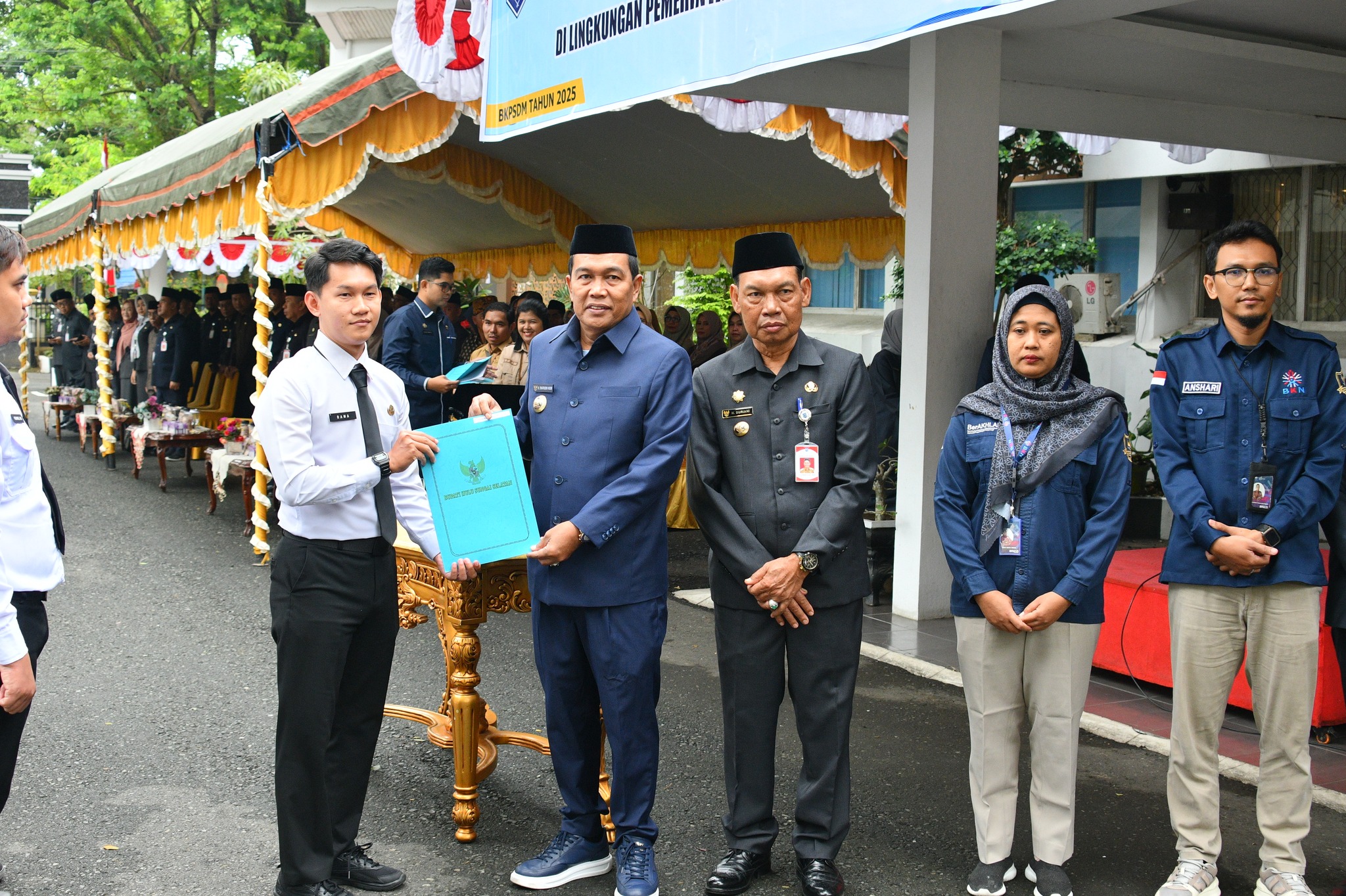 BUPATI HSS SERAHKAN 791 SK PPPK TA 2024 TAHAP I