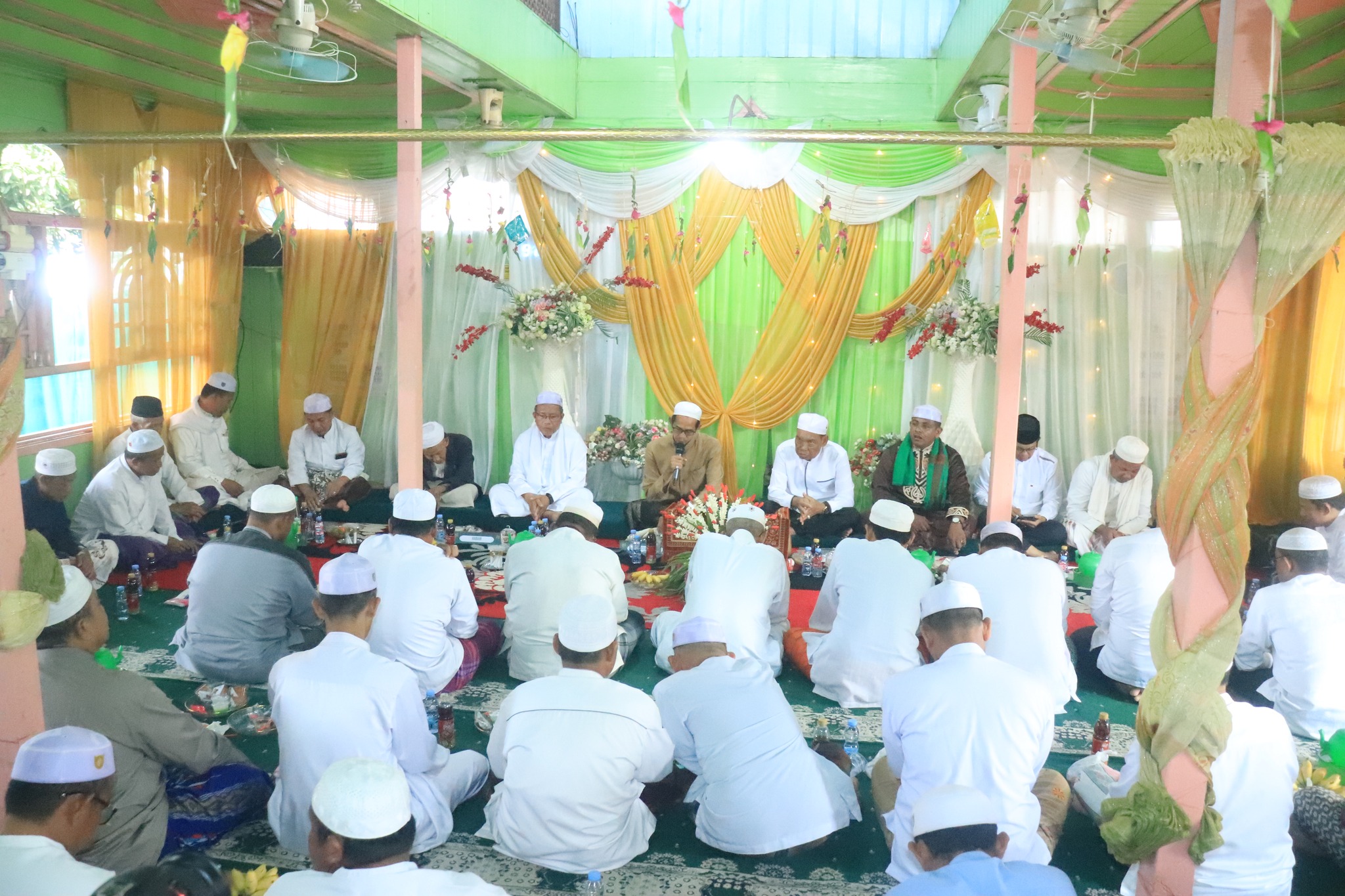 BERBAUR DENGAN MASYARAKAT DAHA PERINGATI HAUL KUBAH DINGIN, WABUP HARAPKAN HSS DAMAI