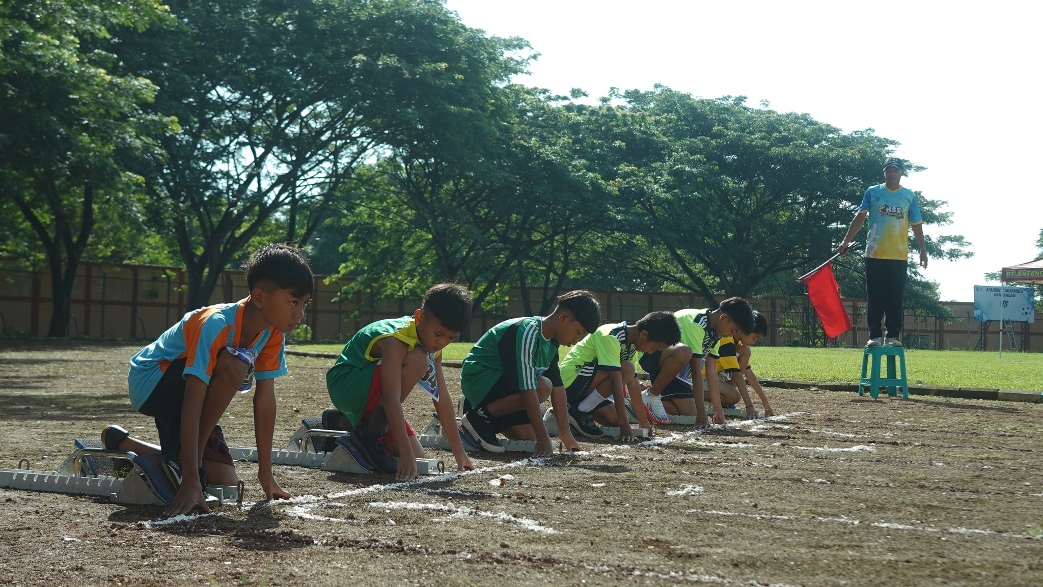 PEMBUKAAN KEJUARAAN ATLETIK ANTAR PELAJAR BUPATI CUP HULU SUNGAI SELATAN TAHUN 2025