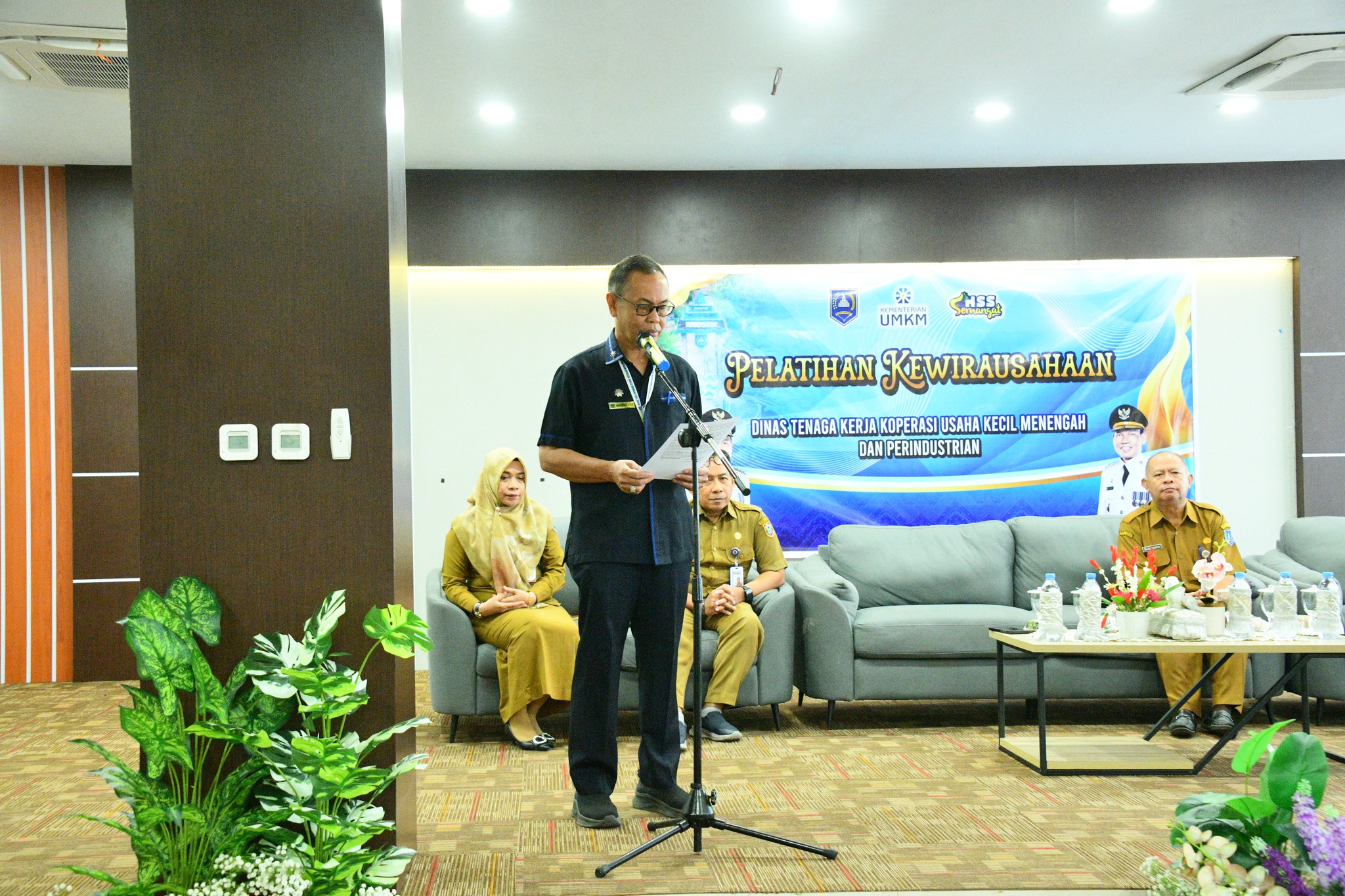 KEGIATAN PELATIHAN KEWIRAUSAHAAN UMKM DI HSS DIBUKA SECARA RESMI OLEH SEKDA, TEKANKAN PENTINGNYA PERAN PELAKU USAHA SEBAGAI PENGGERAK EKONOMI DAERAH