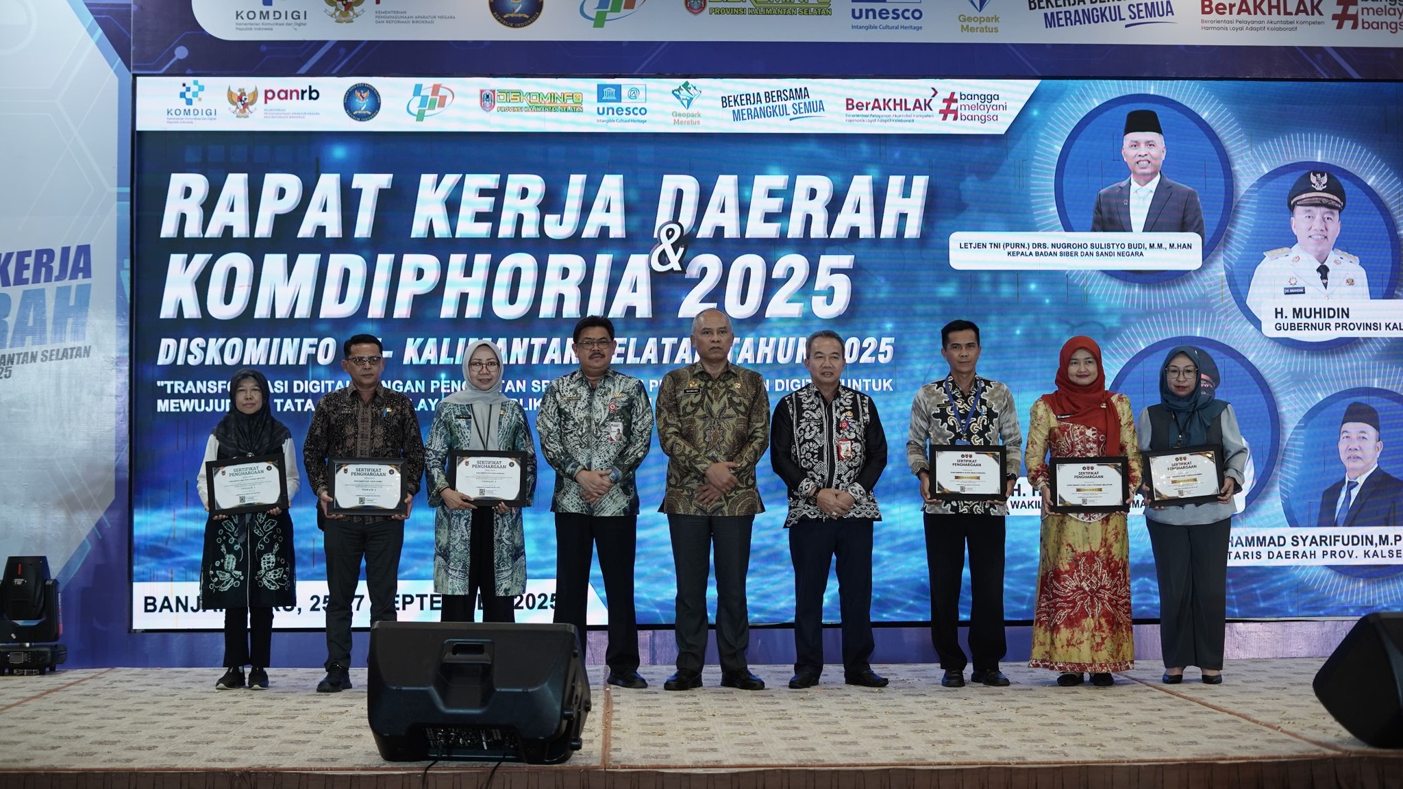DISKOMINFO KABUPATEN HSS RAIH DUA PENGHARGAAN SEKALIGUS PADA RAKERDA DISKOMINFO SE-PROVINSI KALSEL