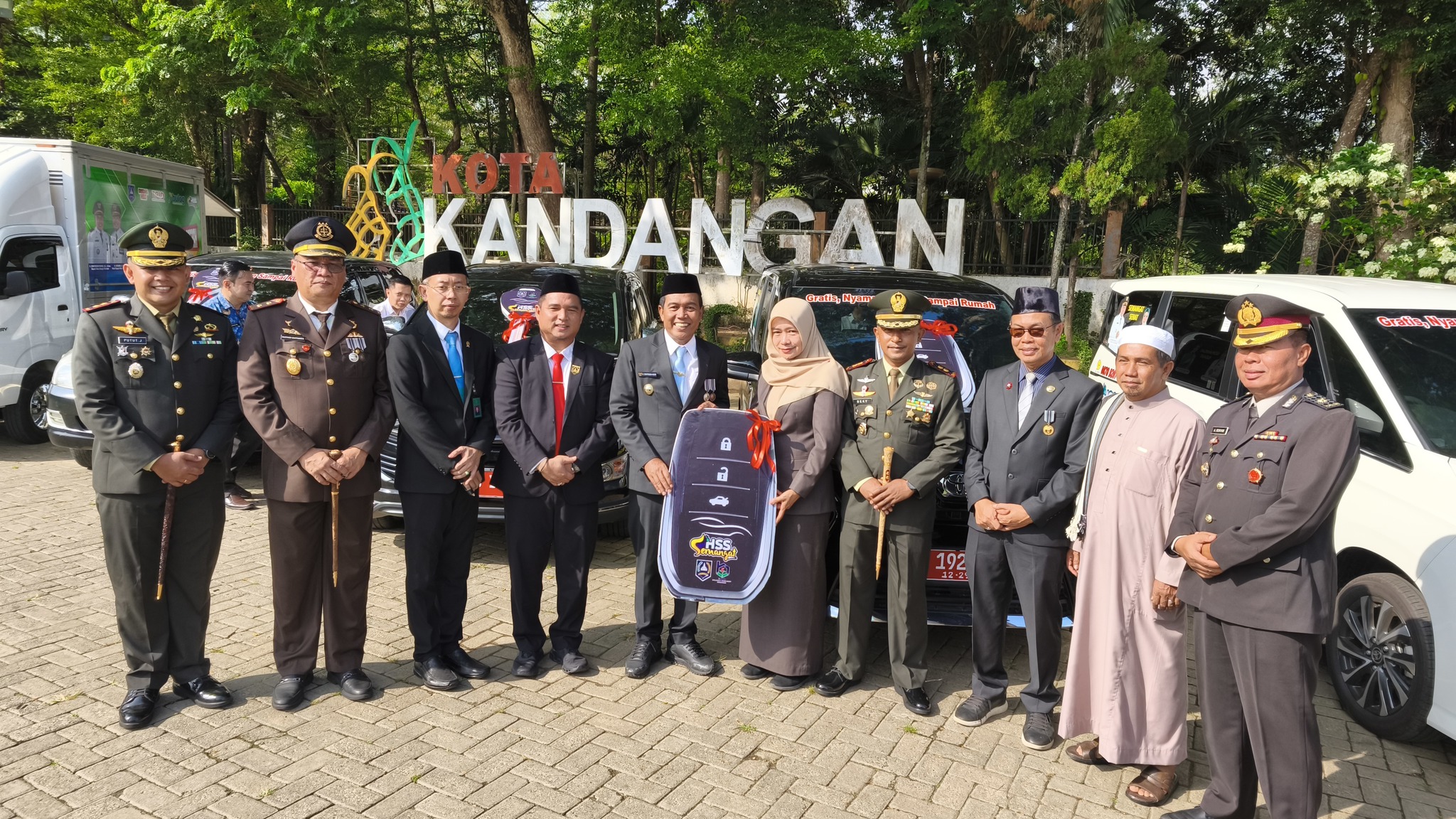SIMBOL CINTA UNTUK ANAK, BUNDA PAUD KAB. HSS SERAHKAN AMBULANS ANAK DI UPACARA HARI KESAKTIAN PANCASILA