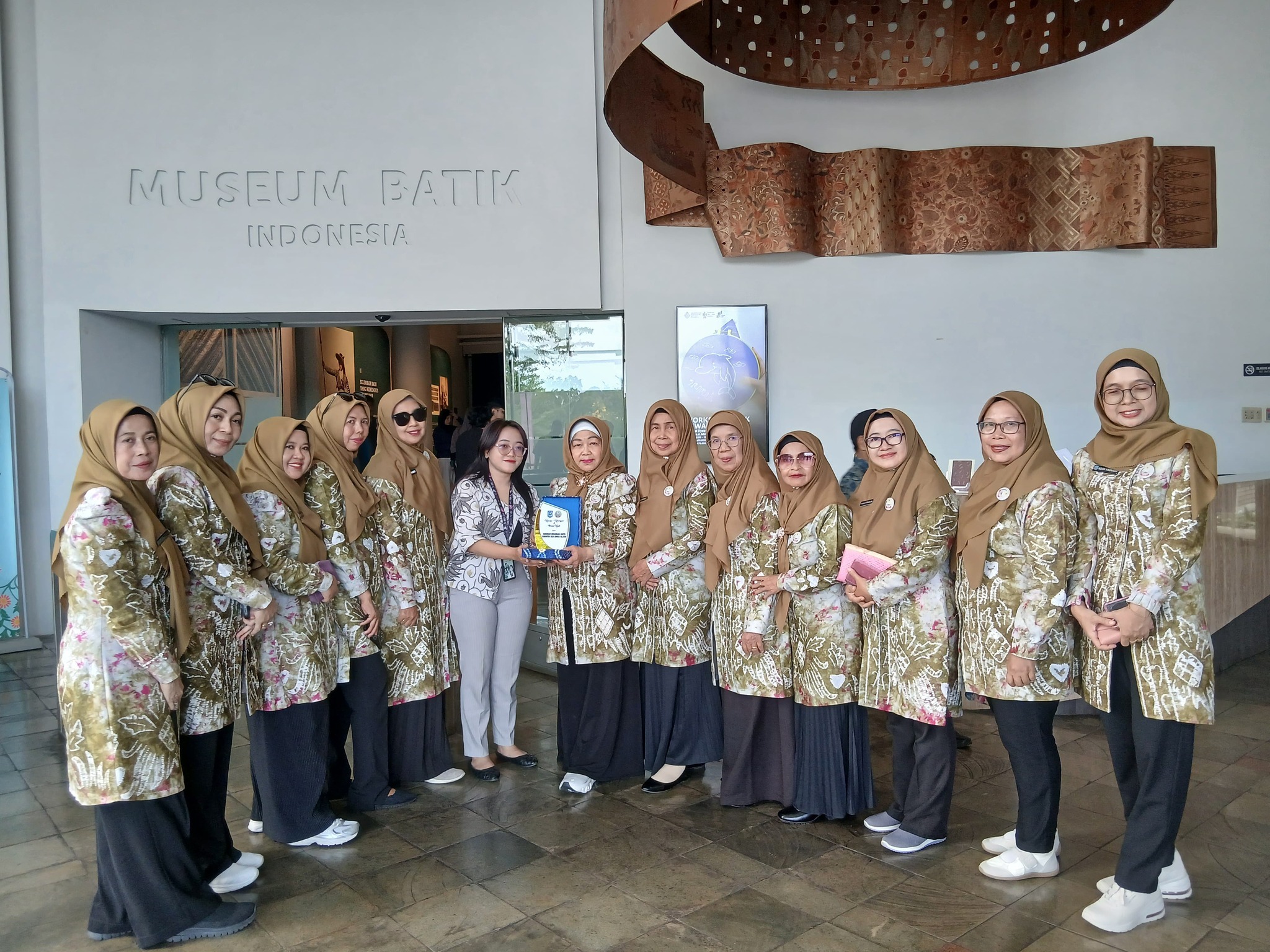 GABUNGAN ORGANISASI WANITA (GOW) MELESTARIKAN BUDAYA BANGSA KE MUSEUM BATIK JAKARTA