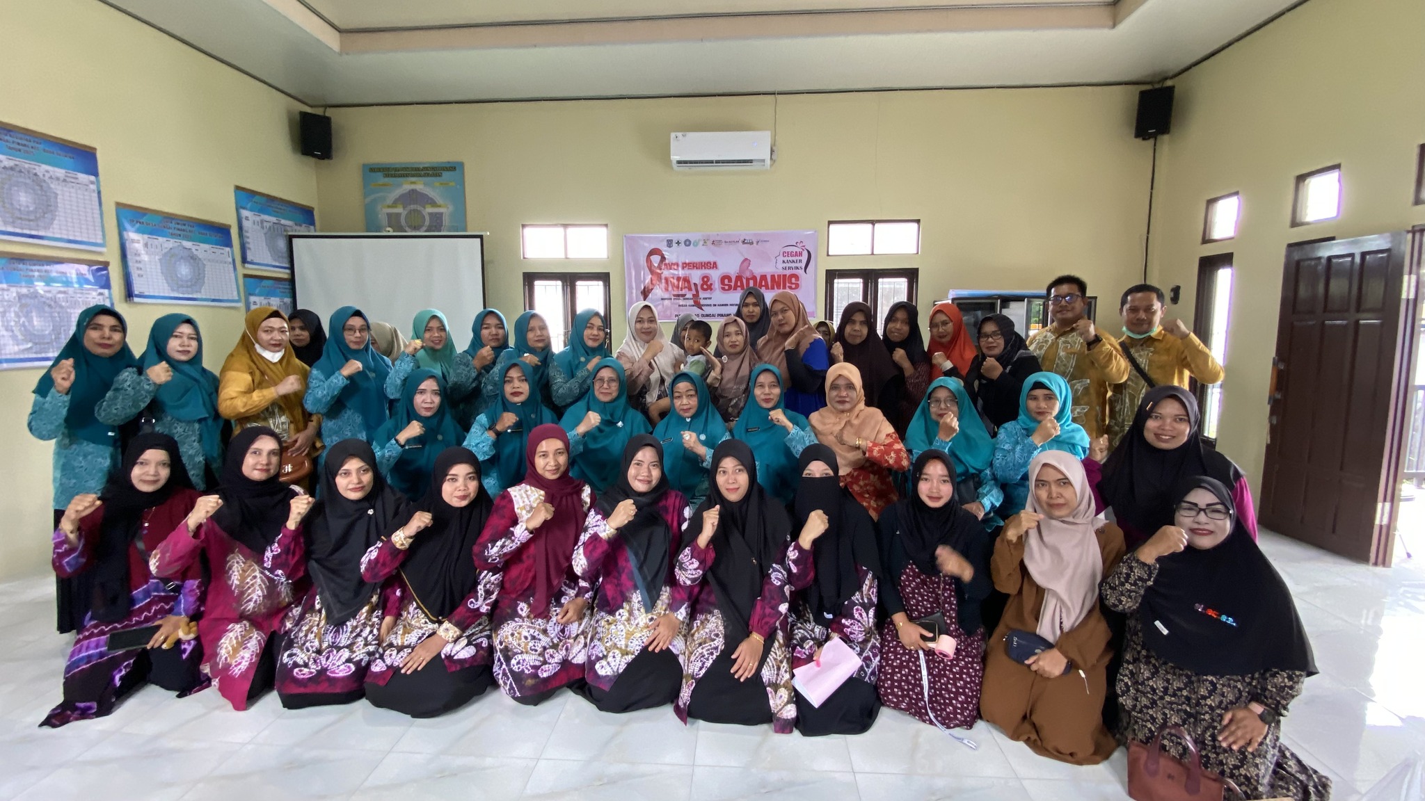 CEGAH KANKER SEJAK DINI, WAKIL KETUA TP PKK HSS TINJAU PEMERIKSAAN KESEHATAN GRATIS (PKG) TES IVA DAN SADANIS DI POSYANDU BUNGA PINANG