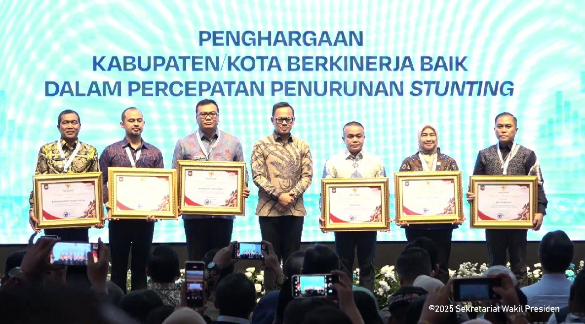 BUPATI HSS TERIMA PENGHARGAAN NASIONAL ATAS KINERJA PENURUNAN STUNTING SERTA MENDAPATKAN DANA INSENTIF FISKAL