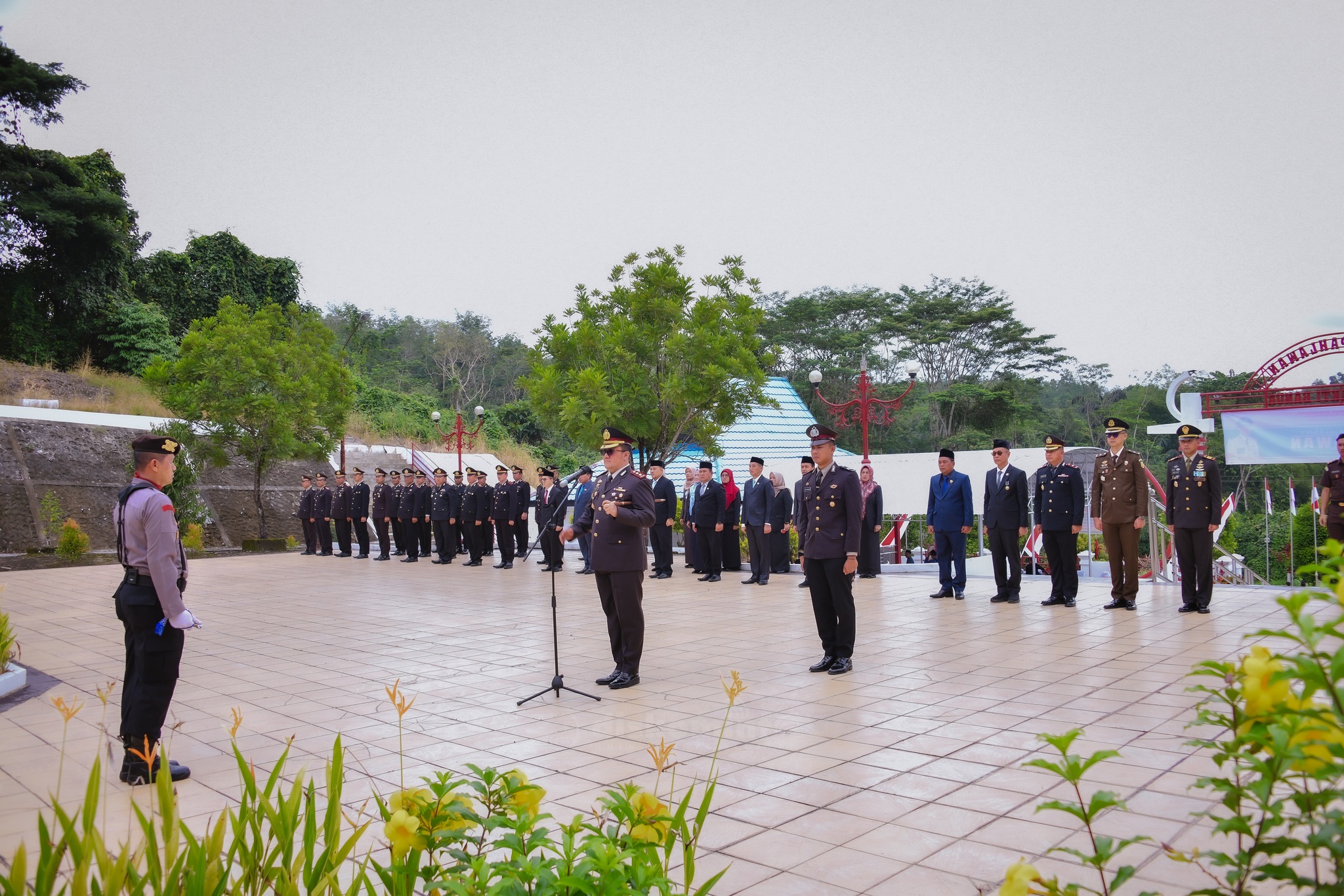 SEKDA HSS HADIRI UPACARA ZIARAH NASIONAL PERINGATAN HARI PAHLAWAN 2025 DI PUSARA BHAKTI BANUA