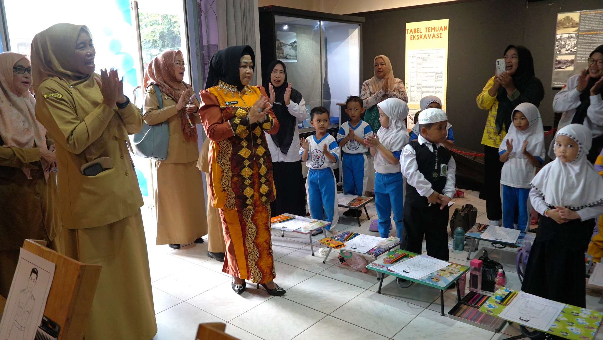 KETUA POKJA BUNDA PAUD HJ. MISNAWATI SURIANI RESMI MEMBUKA LOMBA MEWARNA TINGKAT TK SE-KABUPATEN HSS