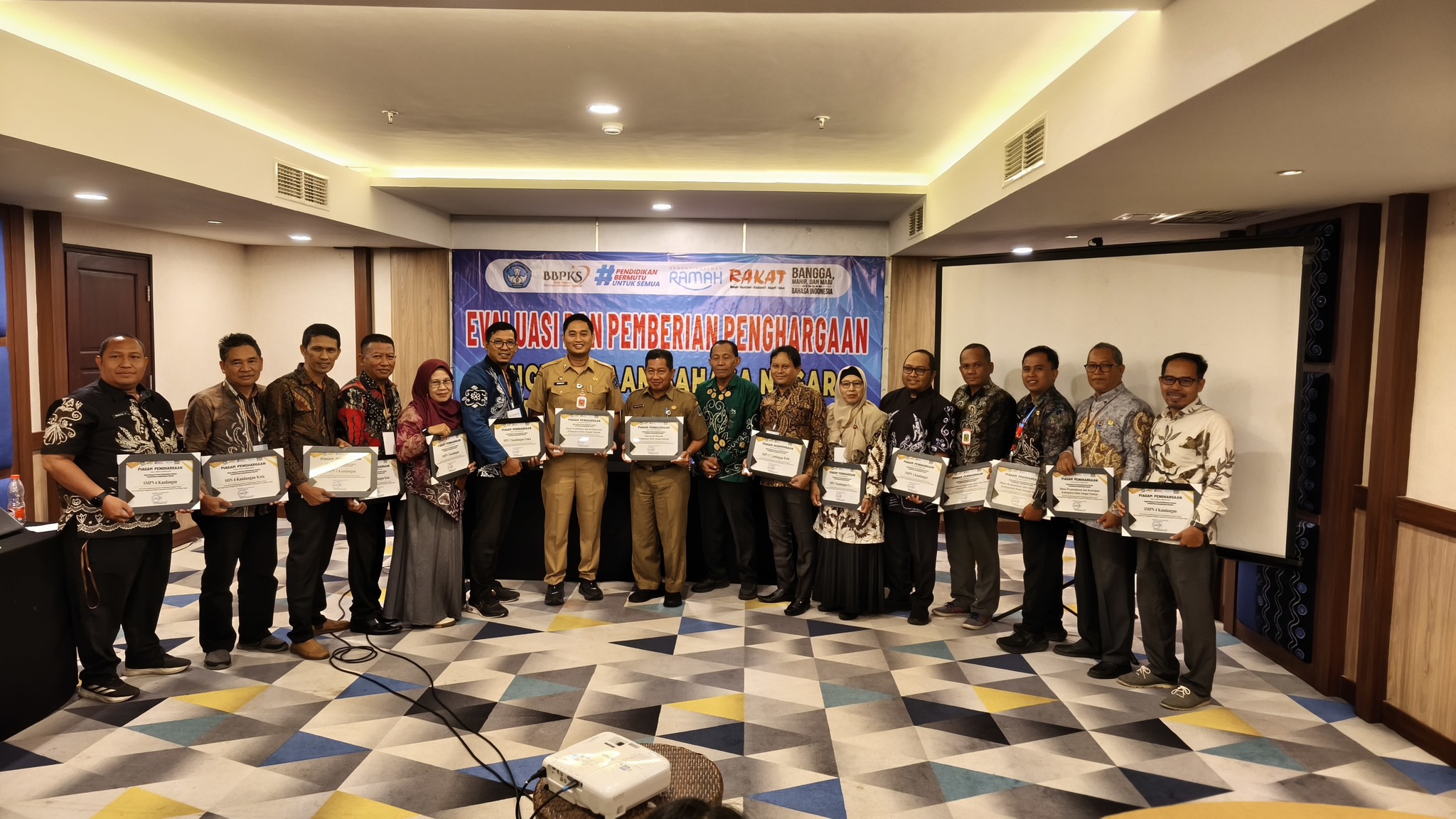 LIMA OPD DAN SEPULUH SEKOLAH DI HSS TERIMA APRESIASI PENGUTAMAAN BAHASA NEGARA