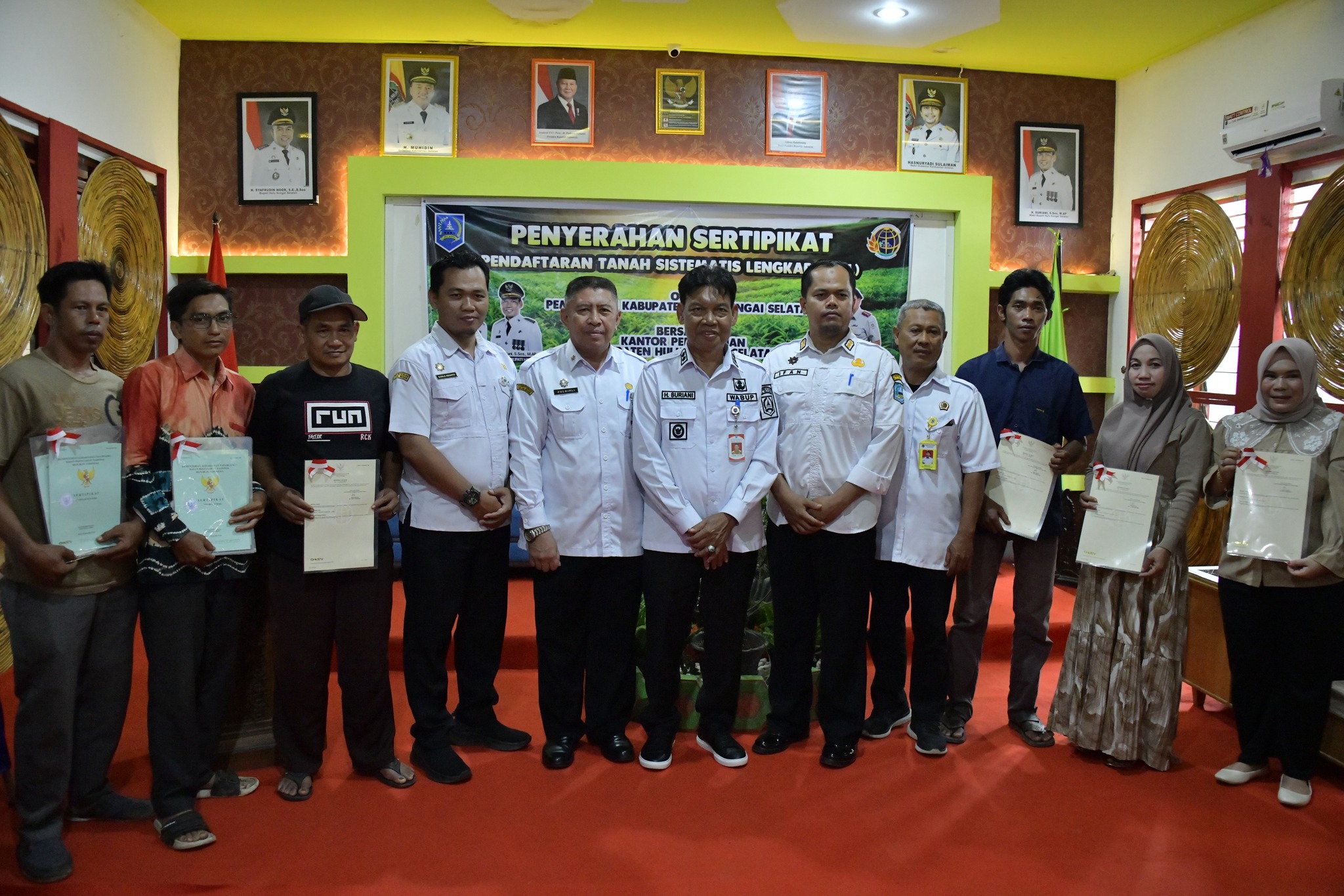 WABUP HSS SERAHKAN SIMBOLIS SERTIPIKAT PTSL, 52 BIDANG TANAH RESMI TERSERTIFIKASI