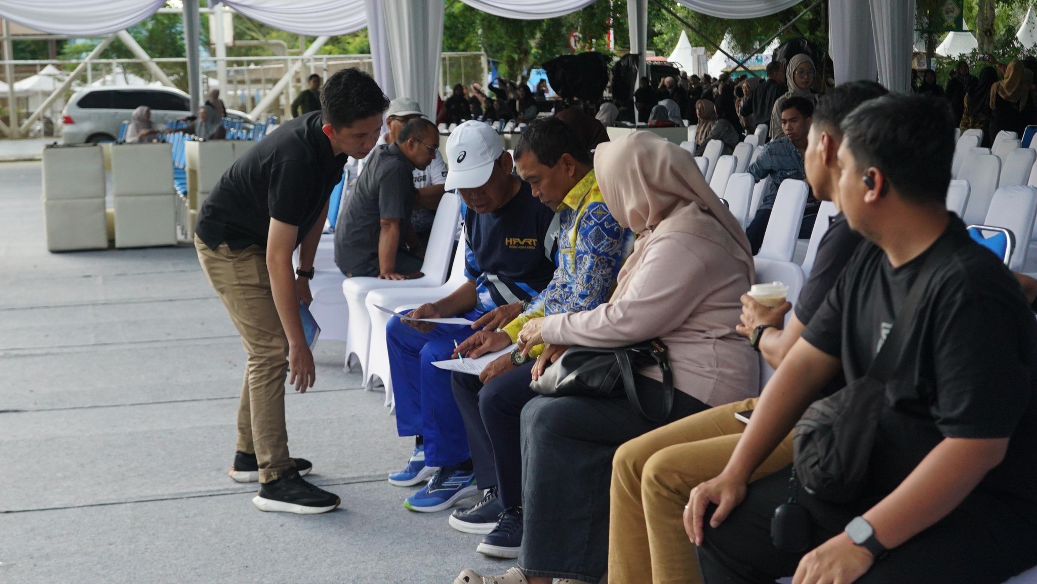 BUPATI HSS TINJAU KESIAPAN PUNCAK HARI JADI KE-75 DI LAPANGAN LAMBUNG MANGKURAT