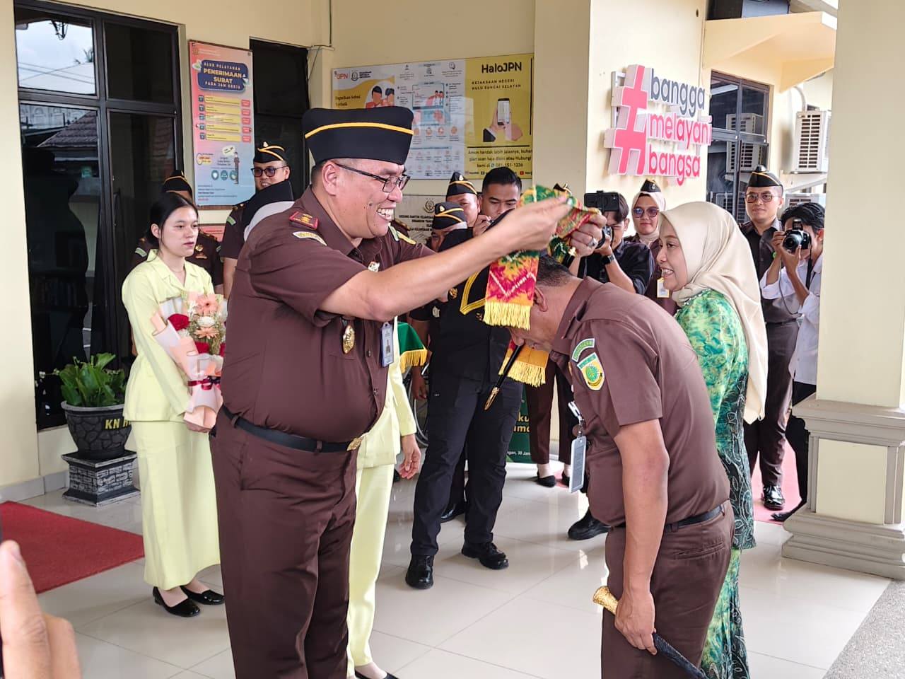 KEPALA KEJAKSAAN TINGGI KALSEL LAKSANAKAN KUNJUNGAN KERJA KE KEJAKSAAN NEGERI HSS.