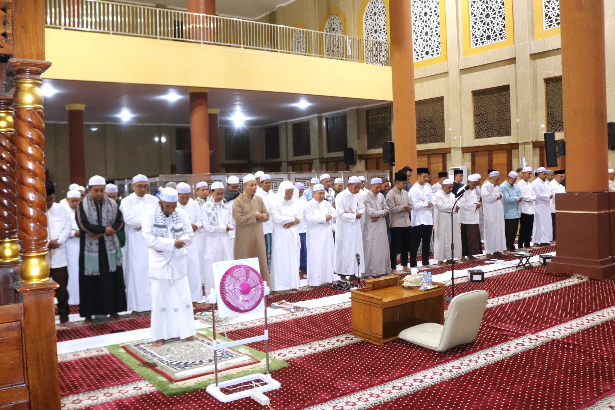 SHOLAT HAJAT DAN DO’A BERSAMA HARI JADI KE-75 HSS : BUPATI AJAK EVALUASI PEMBANGUNAN DAN PERKUAT KEBERSAMAAN