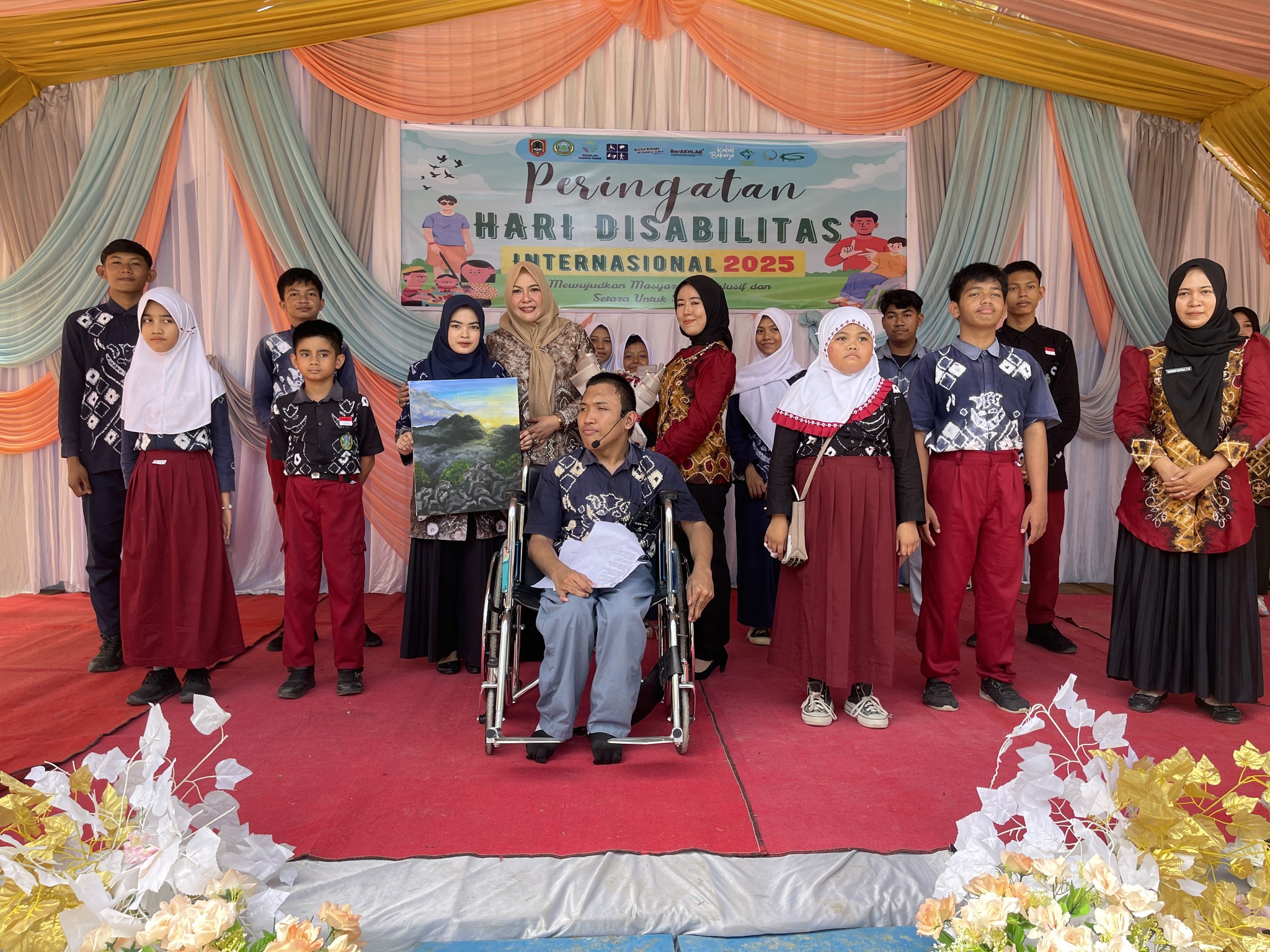 KREATIVITAS ANAK ISTIMEWA BERSINAR DI PENTAS SENI SLBN KANDANGAN