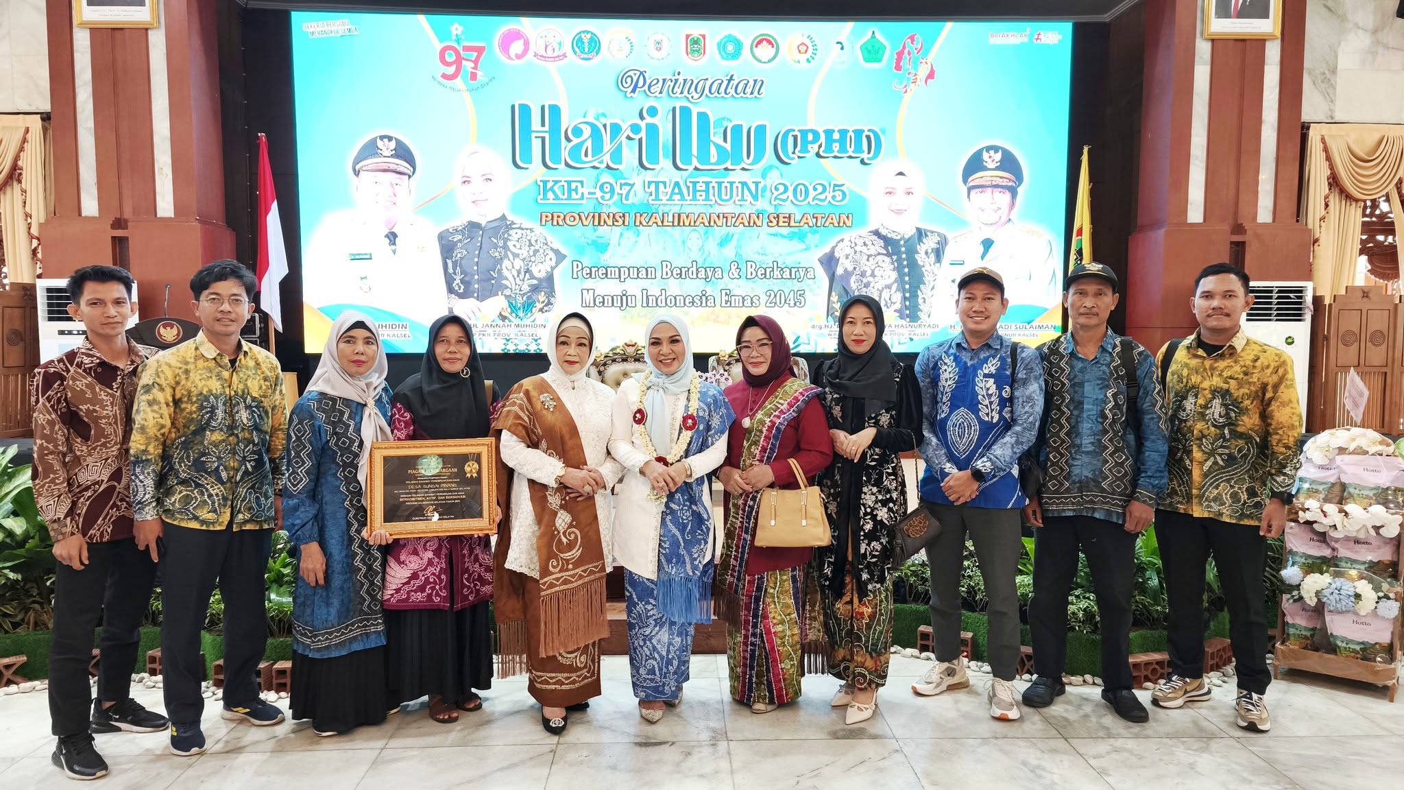 WAKIL KETUA TP PKK HSS HADIRI PERINGATAN HARI IBU KE-97, DESA SUNGAI PINANG TERIMA PENGHARGAAN TINGKAT PROVINSI KALSEL