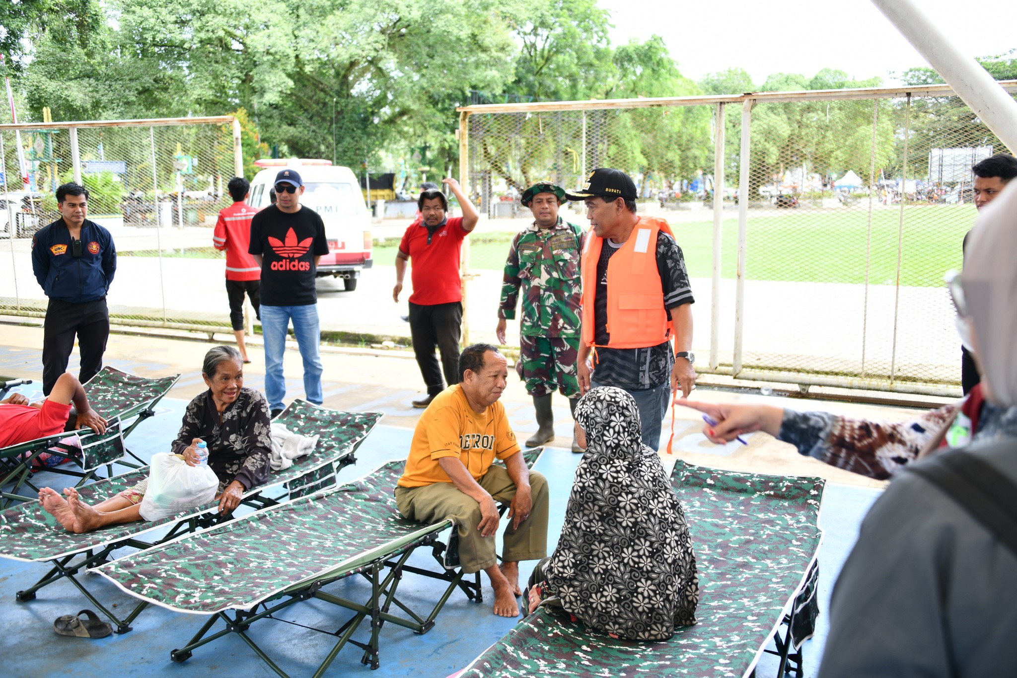 BUPATI HSS TINJAU DAPUR UMUM DAN POS KESEHATAN DI KANDANGAN, PASTIKAN PELAYANAN BAGI WARGA TERDAMPAK BANJIR