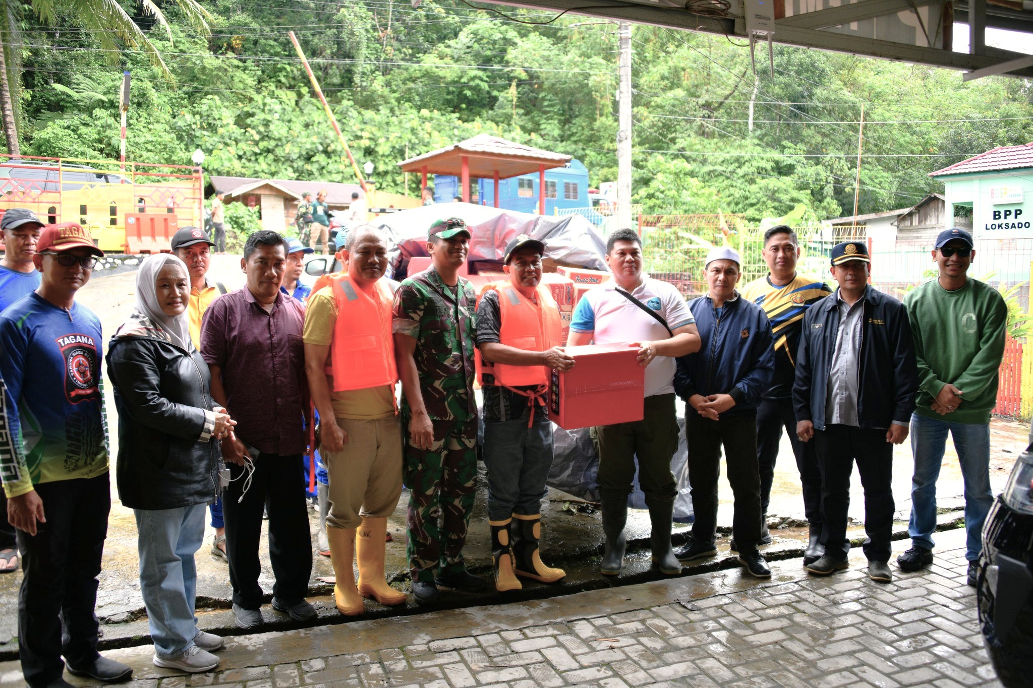 BUPATI HSS CEPAT TANGGAP, SERAHKAN BANTUAN SEMBAKO KEPADA WARGA TERDAMPAK BANJIR DI LOKSADO