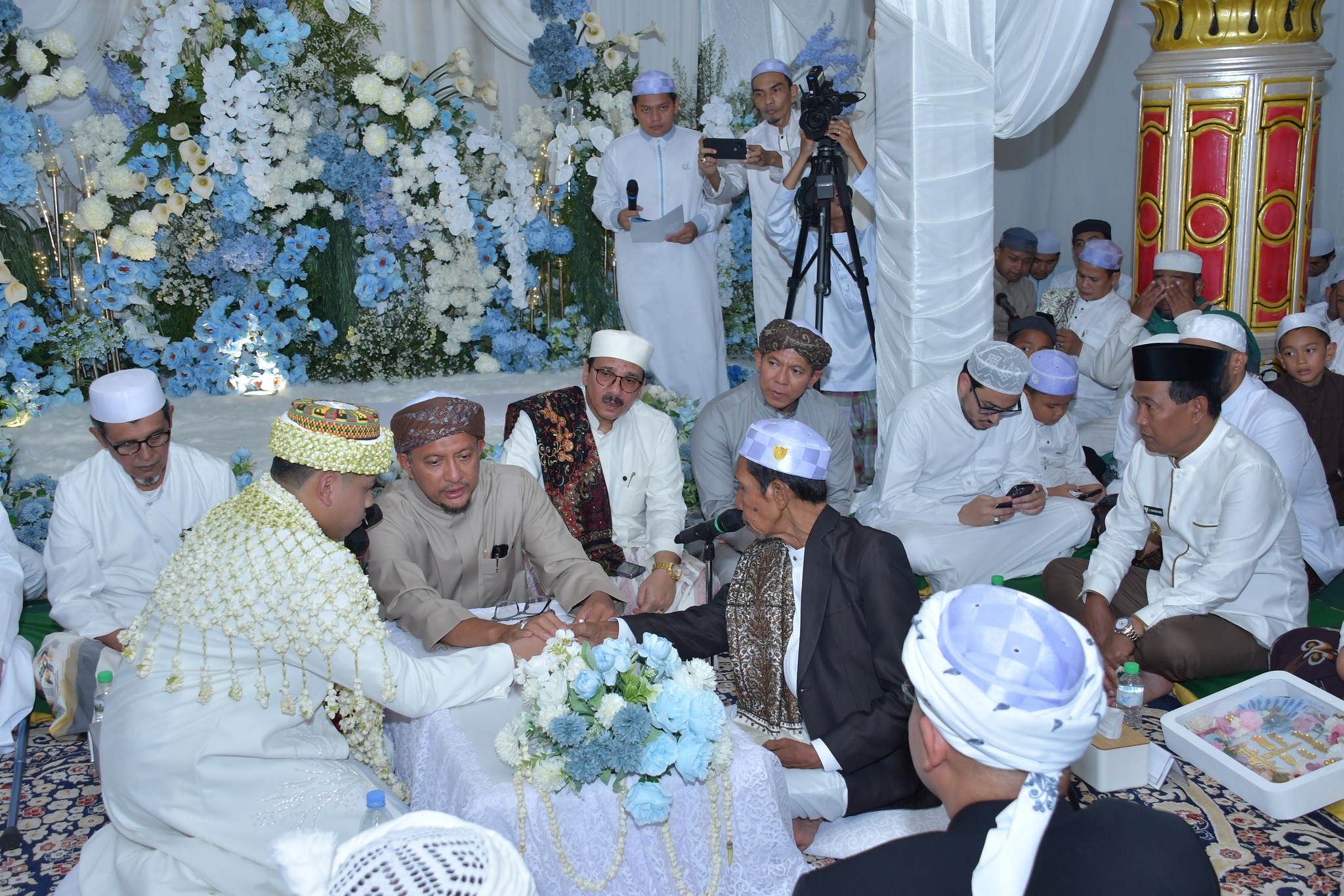 DIHADIRI PULUHAN HABAIB DAN ULAMA, BUPATI HSS SERAHKAN MAHAR PADA AKAD NIKAH PUTRA PENGASUH PONPES DALPA KANDANGAN