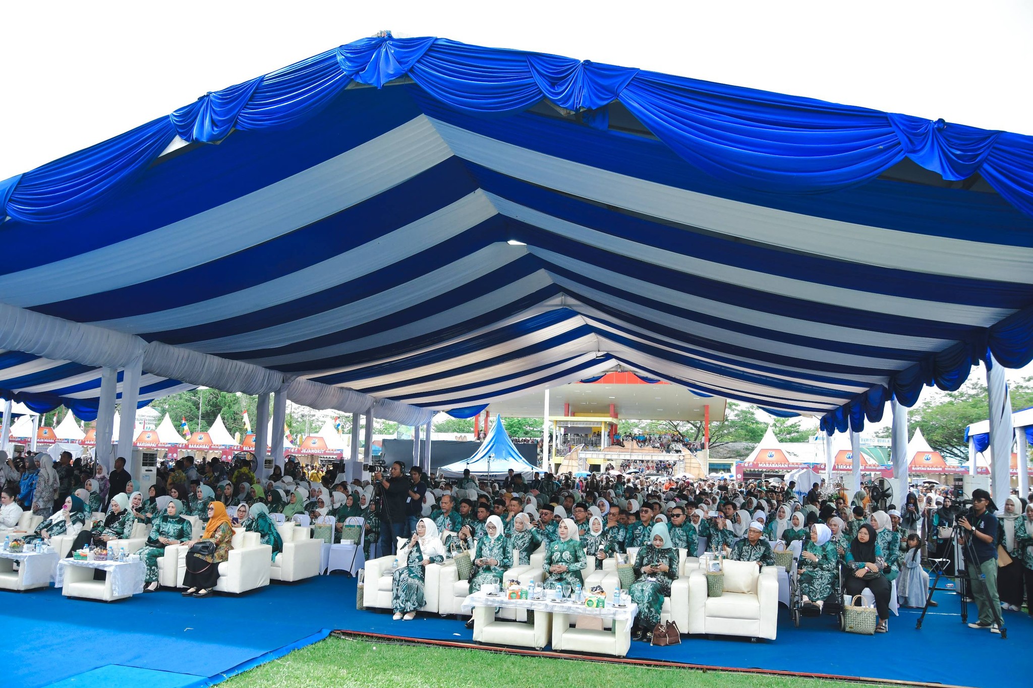 HADIRI PERINGATAN HARI JADI KE-66 KABUPATEN BARITO KUALA: BUPATI HSS IKUT SAKSIKAN PEMECAHAN REKOR MURI MASAK BESAR