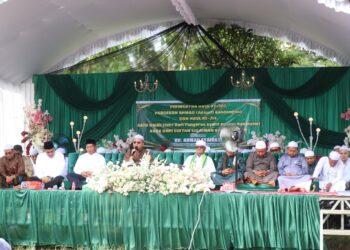 RATUSAN WARGA PADATI KOMPLEK MAKAM ADIPATI KANDANGAN DI DESA WASAH TENGAH