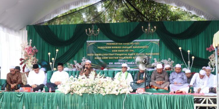 RATUSAN WARGA PADATI KOMPLEK MAKAM ADIPATI KANDANGAN DI DESA WASAH TENGAH
