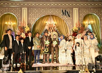 HADIRI RESEPSI PERNIKAHAN, BUPATI HSS SAMPAIKAN DOA RESTU KEPADA KEDUA MEMPELAI