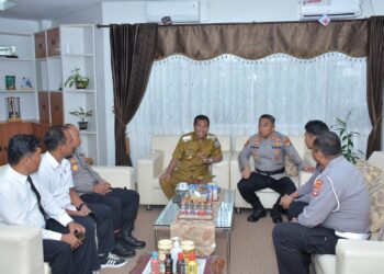 PERERAT SINERGI, BUPATI HSS TERIMA KUNJUNGAN SILATURAHMI KAPOLRES BARU DI RUANG KERJA