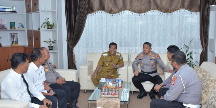 PERERAT SINERGI, BUPATI HSS TERIMA KUNJUNGAN SILATURAHMI KAPOLRES BARU DI RUANG KERJA