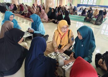 TP-PKK HSS PERKUAT PERAN KELUARGA SEHAT DI TENGAH BANJIR DESA BANGKAU