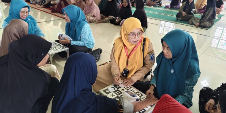 TP-PKK HSS PERKUAT PERAN KELUARGA SEHAT DI TENGAH BANJIR DESA BANGKAU