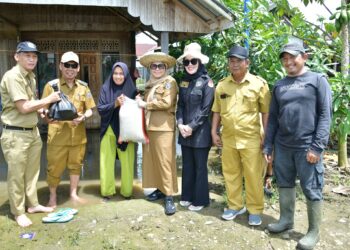 WAKIL BUPATI HSS TINJAU BANJIR DI TANIRAN KUBAH, SERAHKAN BANTUAN KEPADA WARGA TERDAMPAK