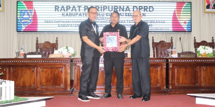 PEMKAB HSS SAMPAIKAN RANPERDA RTRW 2026-2046 DALAM RAPAT PARIPURNA DPRD