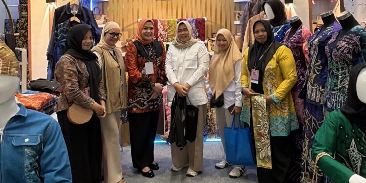 KETUA DEKRANASDA HSS DAN ANGGOTA DPR RI KUNJUNGI STAND KABUPATEN HSS DI INACRAFT 2026 JCC JAKARTA