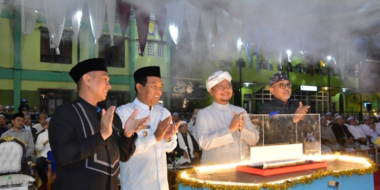 MILAD KE-16 PONPES DALAM PAGAR: BUPATI HSS RESMIKAN IAI KHAS AL ARSYADI DAN LUNCURKAN BUKU INTERNASIONAL