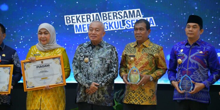HADIRI RAKOR PERCEPATAN APBN 2026, PEMKAB HULU SUNGAI SELATAN RAIH TERBAIK I DANA DESA 2025