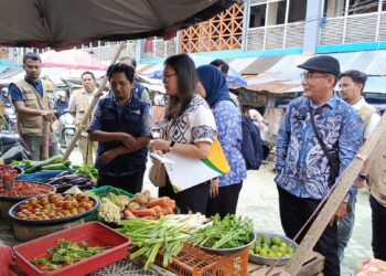 POLRES HSS, BAPANAS RI, DAN DISPERINDAG LAKUKAN PENGECEKAN HARGA BAHAN POKOK DI PASAR LOS BATU KANDANGAN