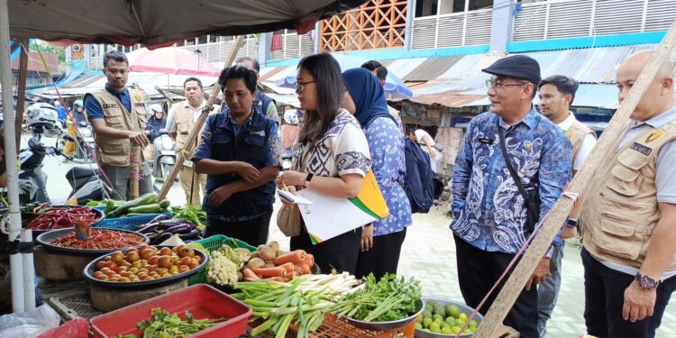 POLRES HSS, BAPANAS RI, DAN DISPERINDAG LAKUKAN PENGECEKAN HARGA BAHAN POKOK DI PASAR LOS BATU KANDANGAN