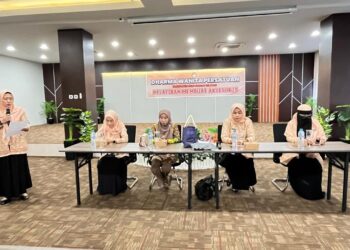 DHARMA WANITA PERSATUAN KAB. HSS GELAR PERTEMUAN RUTIN DAN PELATIHAN PEMBUATAN AKSESORIS