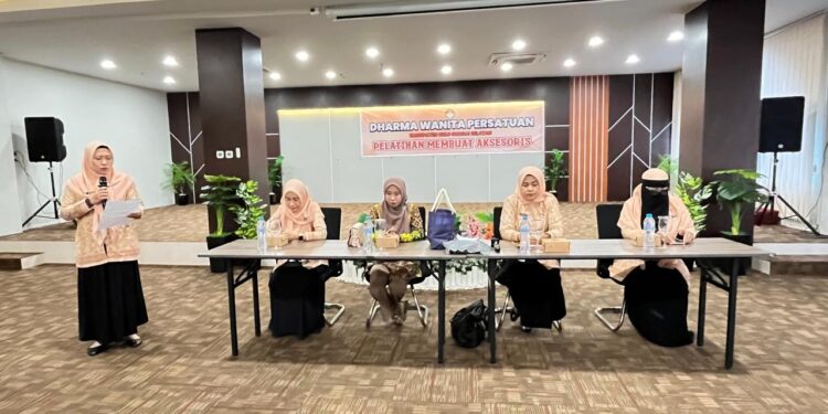 DHARMA WANITA PERSATUAN KAB. HSS GELAR PERTEMUAN RUTIN DAN PELATIHAN PEMBUATAN AKSESORIS